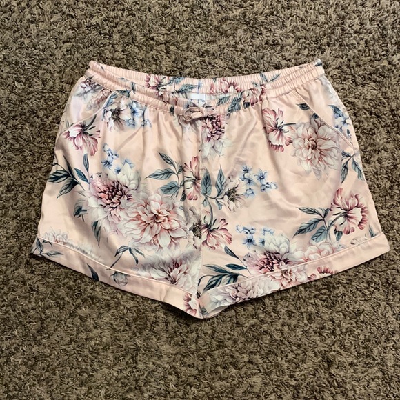 Le Rose Stories NWOT Pink Silky Floral Pajama Shorts Size Large - Picture 1 of 6